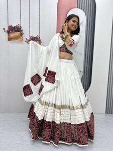 Lanzamiento de Nuevos Lehengas Choli Dupatta Modernos y Festivos para la Fiesta de Diwali, en Algodón Puro con Espejos Reales y Trabajo Artesanal, Zain Exports para Todas las Temporadas - Product Image 4