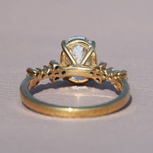 Anillo de diamante solitario de corte ovalado y redondo único, con un diseño elegante, en oro amarillo de 14 quilates con diamantes cultivados en laboratorio. - Product Image 1