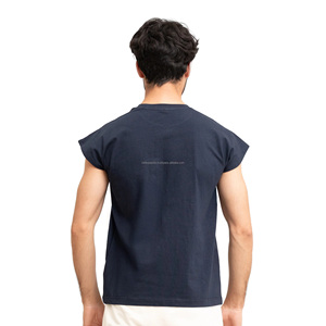 Camiseta sin mangas de algodón suave para hombre con un logotipo personalizado de ajuste elegante y estilo sin mangas para un rendimiento cómodo en el gimnasio - Product Image 4