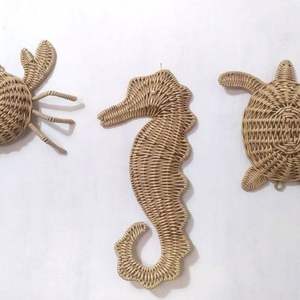 Décoration murale artisanale en rotin naturel en forme d'hippocampe pour la maison, la chambre d'enfant et la décoration murale côtière - Product Image 1