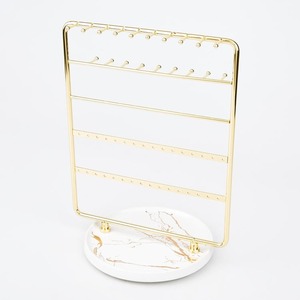 Support de bijoux élégant en or avec un design élégant pour organiser des bagues, des bracelets et des colliers, parfait pour la décoration et les cadeaux de l'Inde - Product Image 6