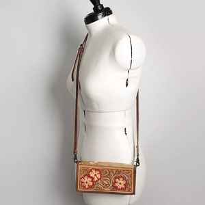 Venta al por mayor de calidad superior estilo bohemio occidental de cuero genuino bolso de hombro en relieve con borla decoración para el otoño - Product Image 3