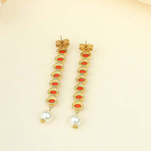 Boucles d'oreilles pendantes Anokhi en or avec perles de corail en cascade - Product Image 5