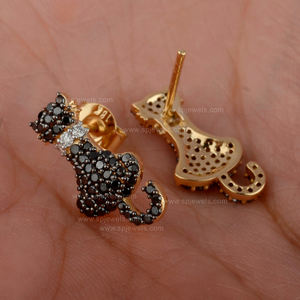 Pendientes de Oro Amarillo Macizo de 18 Quilates con Forma de Gato y Diamantes Blancos y Negros para Mujer - Product Image 4
