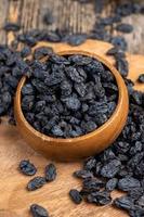 Raisins noirs en vrac de qualité supérieure, séchés au soleil, taille 10-16mm, pureté 99%+, certifiés FSSAI/ISO, qualité export, vente en gros directe usine
