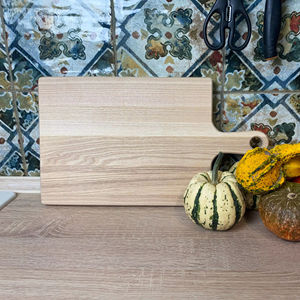 Planche à découper en bois rustique avec poignée, planche de cuisine en bois massif faite à la main, sans danger pour les aliments, durable pour hacher les légumes et les fruits - Product Image 1