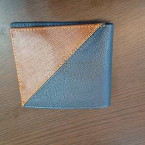 Portefeuille homme à deux volets, bleu et marron texturé, design fin avec plusieurs emplacements pour cartes et fenêtre d'identité pour une utilisation quotidienne - Product Image 4