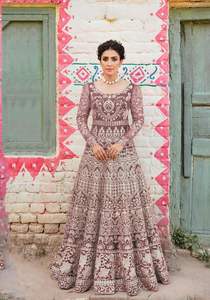 Robe longue pour femme en toile et tissu lourd, ornée de broderies en forme de diamant et de filet papillon, vente en gros - Product Image 3