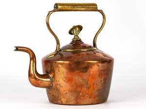 Bouilloire à thé en cuivre élégante fabriquée à la main avec un attrait antique et une grande poignée pour faciliter le chauffage et le versement - Product Image 5