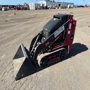 รถตักล้อยางขนาดเล็ก Toro Compact Track Loader รุ่นมินิ ใช้เครื่องยนต์ดีเซล สีดำ บุ้งกี๋หน้า รับน้ำหนักได้สูง เหมาะสำหรับงานก่อสร้างในฟาร์มและขนย้ายวัสดุก่อสร้าง - Product Image 3