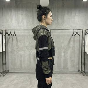 Sudadera con Capucha para Mujer, Estilo Urbano Vanguardista, Tejido French Terry Grueso, Diseño Desgastado, con Logotipo Frontal Bordado en 3D - Product Image 3