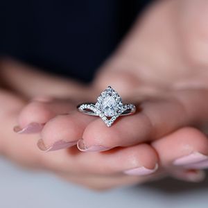 แหวนหมั้นรูปลูกแพร์แหวนออกแบบรูปตัว V - Product Image 2