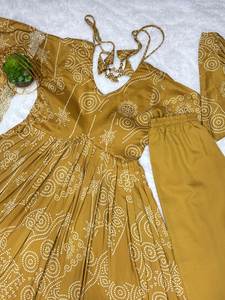 ชุดเลเฮนกาโชลีสำหรับผู้หญิง คอลเลคชั่นใหม่ ผ้ามัสลินเนื้อนุ่มพิมพ์ลาย BANDHEJ สีเหลือง ยาวกรอมพื้น ดีไซน์แบบดั้งเดิม เหมาะสำหรับงานแต่งงานและงานเลี้ยง - Product Image 6