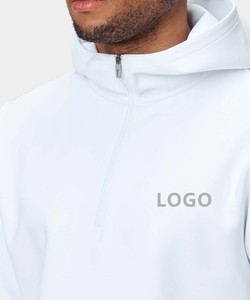 ... Cremallera para golf hecha de tela elástica transpirable que ofrece una suave comodidad atlética. - Product Image 5