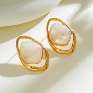 Boucles d'oreilles modernes en acier inoxydable 304 plaqué or 18 carats, incrustées de résine en forme de diamant, style décontracté et simple, pour femmes, pour un usage quotidien - Product Image 3