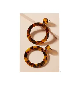Boucles d'oreilles pendantes en époxy résine bleue et laiton doré pour femmes modernes Bijoux artisanaux de mode - Product Image 6