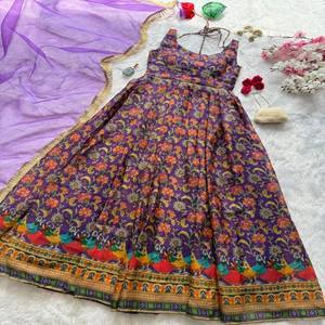 Vestido Anarkali de Seda Organza con Estampado Digital VASTRA COTTAGE, con Falda Amplia y Elegante Dupatta de Organza con Borde de Encaje de Diseñador - Product Image 5