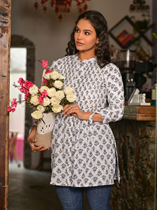 Haut Kurti décontracté ethnique pour femme, blanc et bleu à imprimé floral, en coton, manches 3/4, col mandarin, longueur hanches, séchage rapide, devant plissé - Product Image 5