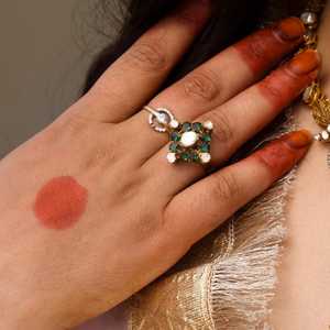 Anillo de diseño floral con piedras verdes y blancas y detalles plateados, con acabado dorado vintage, estilo victoriano, ajustable, para cóctel - Product Image 2