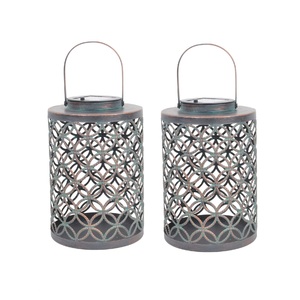 Lanternes et bougeoirs en métal faits à la main, fer gaufré à lumière chaude avec finition patinée, décoration d'intérieur - Product Image 3