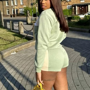 เสื้อครอปสองชิ้นสำหรับผู้หญิงกางเกงวอร์มใส่วิ่งพร้อมฮู้ดดี้แบบแพทช์ตกแต่งแบบถักกางเกงขาสั้นผ้าโพลีเอสเตอร์ - Product Image 3