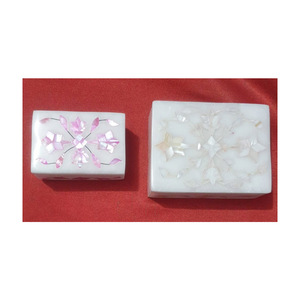 Boîte cadeau de mariage antique en nacre indienne naturelle faite à la main avec incrustation de deux tailles différentes - Product Image 1