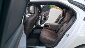 2023 i7 xDrive60 Paquetes M Sport y Executive, Interior Mocha, Mayormente sin modificar - Product Image 3