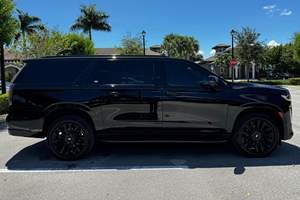 SUPER CLEAN 2021 Escalade ESV Luxe Duramax Turbodiesel Conduite à Gauche Euro V Faible Kilométrage Longue Base - Product Image 3