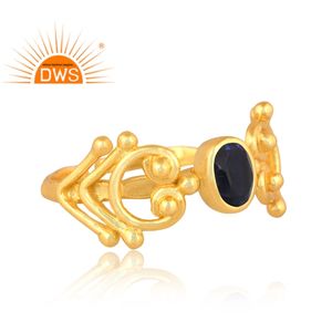 Anillo ajustable de piedras preciosas de corindón azul natural chapado en oro de 18 quilates de plata esterlina de última tendencia, fabricante de joyería fina Demi - Product Image 3