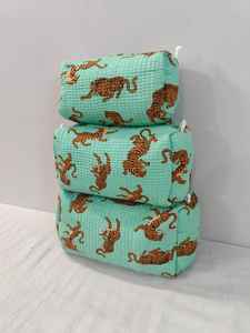 ชุดกระเป๋าเครื่องสำอางผ้าฝ้ายลายเสือดาว 3 ใบ พร้อมซิป น้ำหนักเบา เหมาะสำหรับการเดินทางและจัดระเบียบ จากราชสถาน - Product Image 6