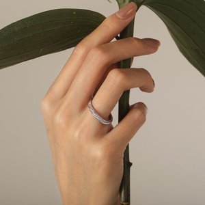 Anillo de boda de dos tonos con borde de cuentas Jeulia Twist - Anillo fino - Product Image 5