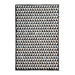 Tapis artisanal en patchwork de cuir de vache noir et blanc, tapis de luxe en cuir à poils pour la maison et le bureau - Product Image 1