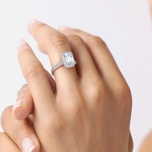 Anillo de diamante cultivado en laboratorio de corte esmeralda de 10K, joyería de diamante creada en laboratorio de 6x8mm, anillo de compromiso de claridad VS1 de Color F para ella - Product Image 6