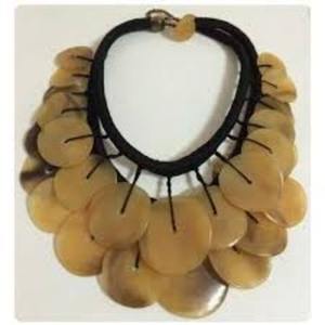 Lo último en collar moderno de moda de cuerno hecho a medida, joyería Bohemia única con collar de piedras preciosas con colgante tallado a mano - Product Image 1