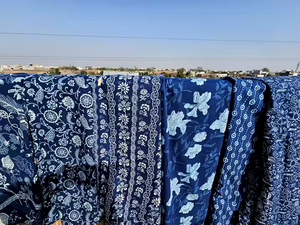 Tela índigo fusible transpirable ligera al por mayor de diseño Dabu estampado a mano de India para confección de trajes de niño - Product Image 2