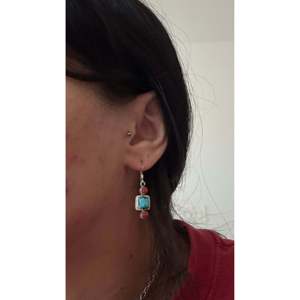 Pendentif Goutte Géométrique en Argent Sterling Fait Main avec Pierres Multicolores Navajo, Or 18K, Turquoise, Saphir et Émeraude - Product Image 2