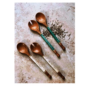Ustensiles de cuisine en bois en résine verte faits à la main en Inde - Product Image 4