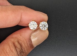 Pendientes Clásicos de Diamantes Cultivados en Laboratorio de 0.5ct por Par, Corte Brillante, Oro Sólido de 18K, Unisex, Lurba Jewels - Product Image 4