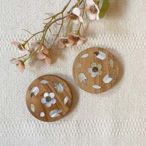 Charmant miroir en bois portable avec incrustation de coquillage naturel personnalisé pour les cadeaux d'anniversaire - Product Image 1