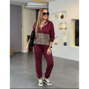 Ensemble deux pièces pour femme, chemisier et pantalon en viscose à deux fils, à manches longues, à capuche, avec détails imprimés léopard, 27997 - Bourgogne - Product Image 3