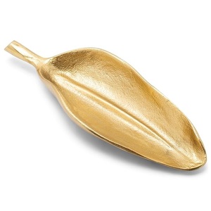 Plateau de service rond en laiton doré avec poignées ornées et bord en treillis gravé pour événements et hôtels de luxe - Product Image 3