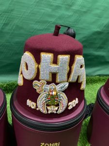 Estuche para Fez Masónico Personalizado de Alta Calidad, Tela Bordada con Cierre Magnético, Decoración con Cuentas, Insignia Cosida - Product Image 3