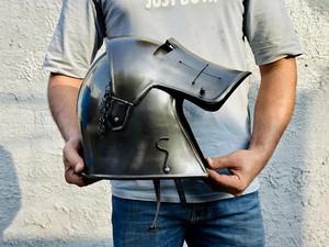 Casque de Viking en acier au carbone 1095 fait à la main chaîne de ligne élégante en laiton pour Camping Défense OEM Couteaux Viking personnalisables inclus - Product Image 4