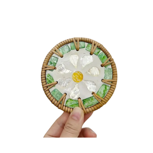 Sous-verre rond artisanal en rotin avec incrustation de nacre, style rustique vintage, isolant, vente en gros - Product Image 4
