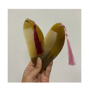 Peigne en corne vietnamien traditionnel, fabriqué à la main pour un glissement fluide, un entretien sain des cheveux, une réduction de la casse et une force accrue des cheveux - Product Image 1
