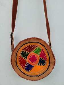 Sling Bag de cuero hecho a mano de nueva generación étnica hecha a mano, forro de algodón de moda de alta calidad, estilo bordado de moda - Product Image 2