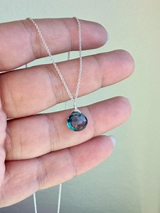 Collar con Colgante de Topacio Azul Londres Personalizado en Forma de Lágrima, Plata de Ley 925, Piedra de Nacimiento de Diciembre, Monograma Genuino - Product Image 2