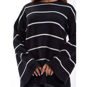 Pull en tricot rayé ample noir et écru pour un style décontracté pour la saison d'automne - Product Image 2