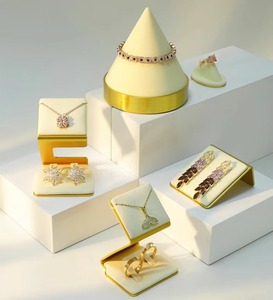 Support de bijoux au design unique pour organiser les bagues, les boucles d'oreilles et les colliers, parfait pour la décoration de la coiffeuse et les cadeaux élégants. - Product Image 1