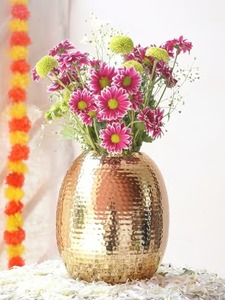 Vase en métal doré élégant avec finition décorative Pièce maîtresse parfaite pour le bureau à domicile moderne et la décoration de salon de l'Inde - Product Image 5